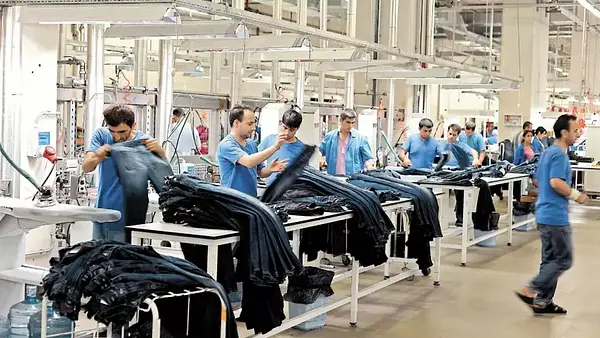 La industria cayó 5,7% en agosto y una textil que vestía a grandes marcas entró en concurso: la foto de una crisis que no afloja