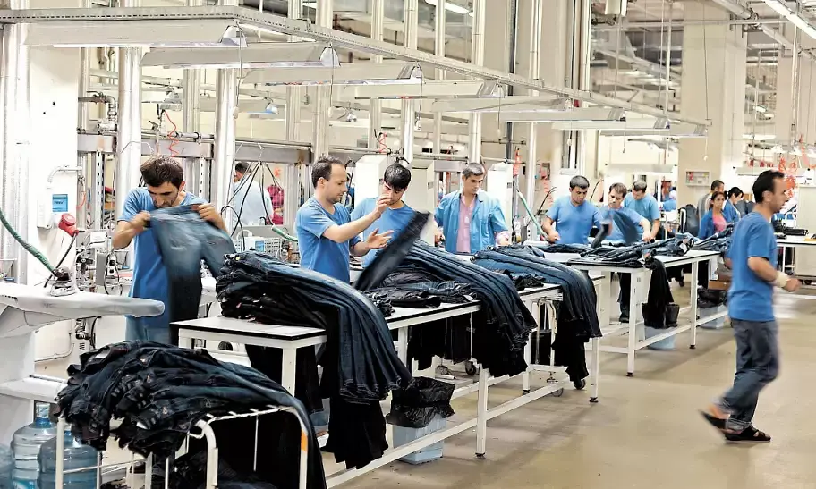 La industria cayó 5,7% en agosto y una textil que vestía a grandes marcas entró en concurso: la foto de una crisis que no afloja